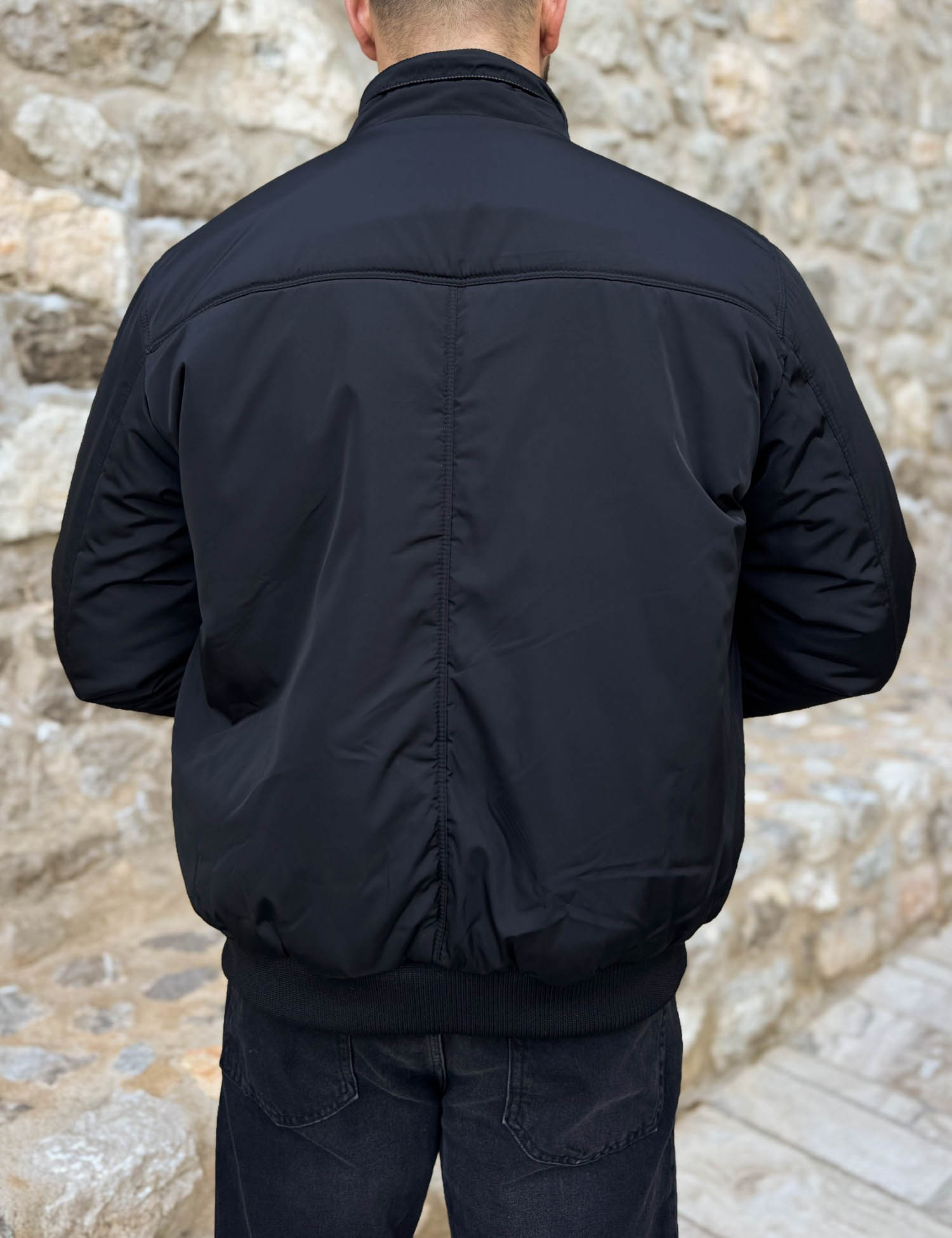 Ανδρικό μαύρο μπουφάν με γιακά και λάστιχο HM264044M φωτογραφία